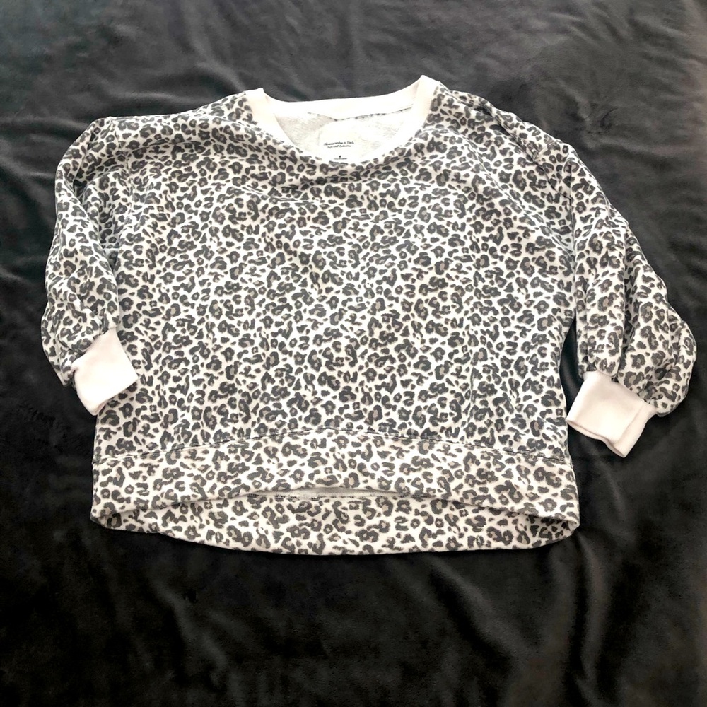Abercrombie & Fitch - Women’s Leopard Print sweatshirt with puff sleeve - size M